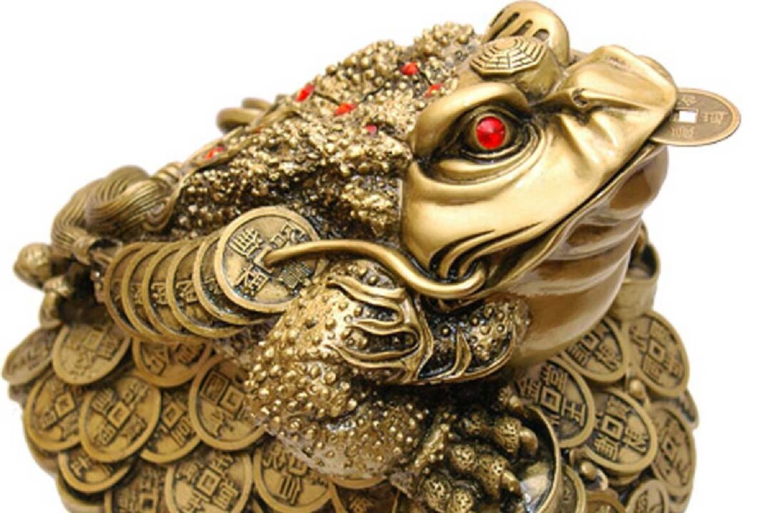 Новчана жаба са древним кинеским новчићем - амајлија за богатство