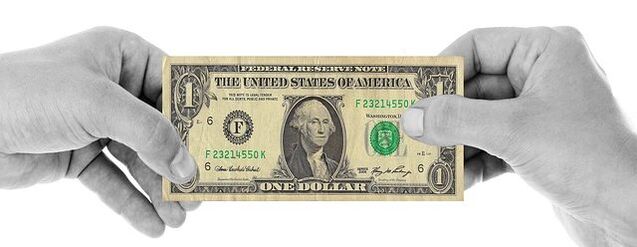 Пресавијте новчаницу у троугао да бисте направили срећни долар